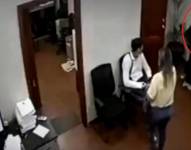 Mujer es golpeada en un estudio jurídico en Machala. Foto: Captura de video