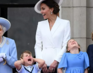 Bisnietos de la reina Isabel reaccionaron ante el fuerte sonido.