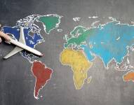 Imagen referencial de avión sobre mapa del mundo.