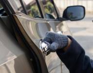 Los delincuentes se aprovechan del descuido de los dueños de los carros para robarlos.