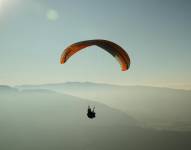 Imagen referencial, mujer cayendo del parapente.