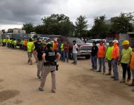 Fotografía cedida donde aparecen integrantes de la policía federal durante el arresto de más de 100 inmigrantes indocumentados en un sitio de construcción en Tallahassee, Florida (EE. UU.).