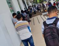 Largas filas en el IESS para validar certificados médicos por COVID-19.