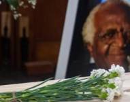 Flores sobre el ataúd del arzobispo Desmond Tutu durante el funeral de Estado, que se llevó a cabo en Ciudad del Cabo, el 1 de enero.