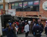 Decenas de curiosos acudieron a la zona del siniestro de tránsito.