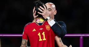 Momento donde Luis Rubiales besa a la jugadora de la selección española Jenni Hermoso