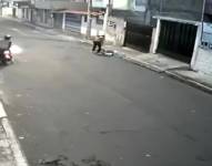 Momento del asalto a una ciudadana en el barrio El Edén.