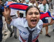 Protestante con una bandera