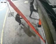 Momentos en el que los delincuentes huyen del local comercial y abandonan la escalera.