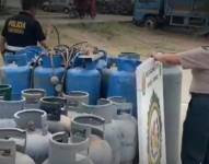 Tanques de gas que se ocultaban en un depósito clandestino.