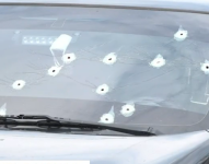 Imagen de un auto baleado en 10 ocasiones.