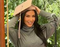 Kim Kardashian luciendo un birrete.