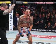 Max Holloway celebrando su nocaut sobre Justin Gaethje.