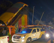 Personal policial, bomberos y técnicos de la Corporación Nacional de Electricidad (CNEL) acudieron a la zona para atender la emergencia y realizar las pericias.