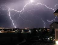 Imagen de una tormenta eléctrica con presencia de rayos y relámpagos.