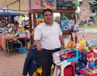 Un punto de venta de juguetes en una de las ferias navideñas en Quito.