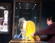 Los activistas lanzan masa de galletas y natilla sobre las Joyas de la Corona.