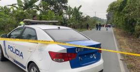 Foto de un carro de la Policía Nacional en la vía Naranjal hacia la parroquia Santa Rosa de Flandes.