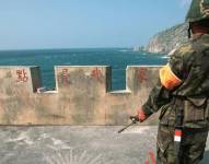 Un soldado taiwanés vigila el estrecho de Taiwán desde la isla de Matsu.