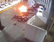 Imagen de un ataque con explosivos a una concesionaria de Machala, la madrugada de este 11 de marzo.