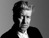 David Keith Lynch es un aclamado director de cine, guionista, productor, músico y pintor estadounidense, conocido por su estilo surrealista y onírico que explora los rincones oscuros de la psique humana. Sus obras, como Terciopelo Azul, Twin Peaks y Mulholland Drive, se caracterizan por atmósferas inquietantes, simbolismo complejo y narrativas no lineales que desafían las convenciones cinematográficas.