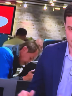 Intento de beso en una transmisón en vivo de Caracol.