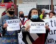 Familiares de dos jóvenes ciclistas fallecidos realizaron plantón afuera de la Fiscalía Provincial de Carchi