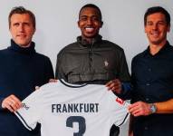 El defensa ecuatoriano William Pacho (c) durante su presentación como jugador del Frankfurt.