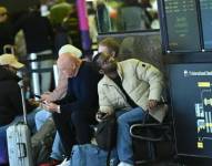 Pasajeros en todo el mundo tuvieron que esperar pacientemente la restauración de los servicios de las aerolíneas.