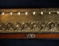 La pascalina era capaz de realizar sumas, restas, multiplicaciones y divisiones, y la que nos atañe mide 36 x 12,5 x 6,5 cm.