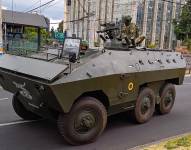 Una tanqueta circula por la avenida Eloy Alfaro previo al debate presidencial.