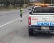 Agente de tránsito realizando controles.