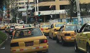 Quito: Murió dentro de taxi con sospecha de COVID-19