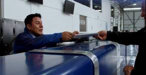 Los usuarios deben acercarse a los puestos de atención para entregar la documentación.