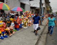 Foto referencial a monigotes de fin de año