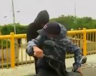 Dos delincuentes a bordo de una motocicleta trataron de asaltar a la reportera.