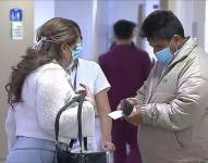Imagen de dos personas con mascarilla en un hospital.