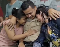 Un policía abraza a su familia tras ser rescatado en Quevedo.