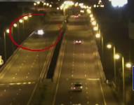 Eran las dos de la mañana cuando las cámaras del ECU 911 registraron que un auto se estacionó a un lado del puente.