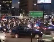 Manifestantes avanzan por la av. 12 de Octubre.