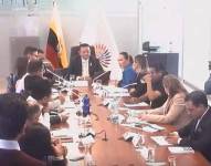 Mishel Mancheno y Nuria Butiñá presentan las pruebas de cargo y descargo sobre presuntos cobros de diezmos en la Asamblea Nacional