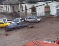 El agua y lodo arrastró a varios carros en Guano