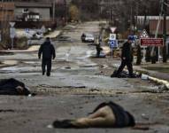 El gobierno ucraniano reveló imágenes de una masacre en una región de Kiev, la que califica como crimen de guerra, por parte de Rusia.