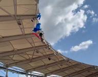 Paracaidista queda enganchado en el techo de un estadio de Rugby en Francia.