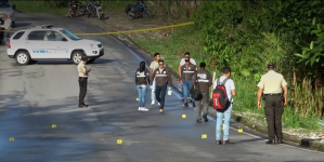 Uno de los policías resultó herido.