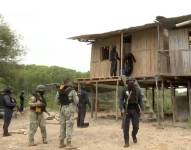 Veinte militares desembarcaron en una camaronera abandonada, un sitio que no tiene señal de telefonía celular y cuyo único acceso es por vía fluvial.