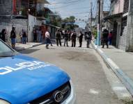 Imagen de policías en el Guasmo Sur, tras una masacre registrada en esa zona de Guayaquil el 7 de septiembre del 2023.