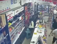 Captura de pantalla del video de una cámara de seguridad de un supermercado en el momento del sismo