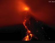 Fotografía de la noche del 15 de octubre de 2025 del volcán El Reventador en erupción.
