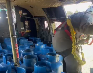 Militares abasteciendo de gas.